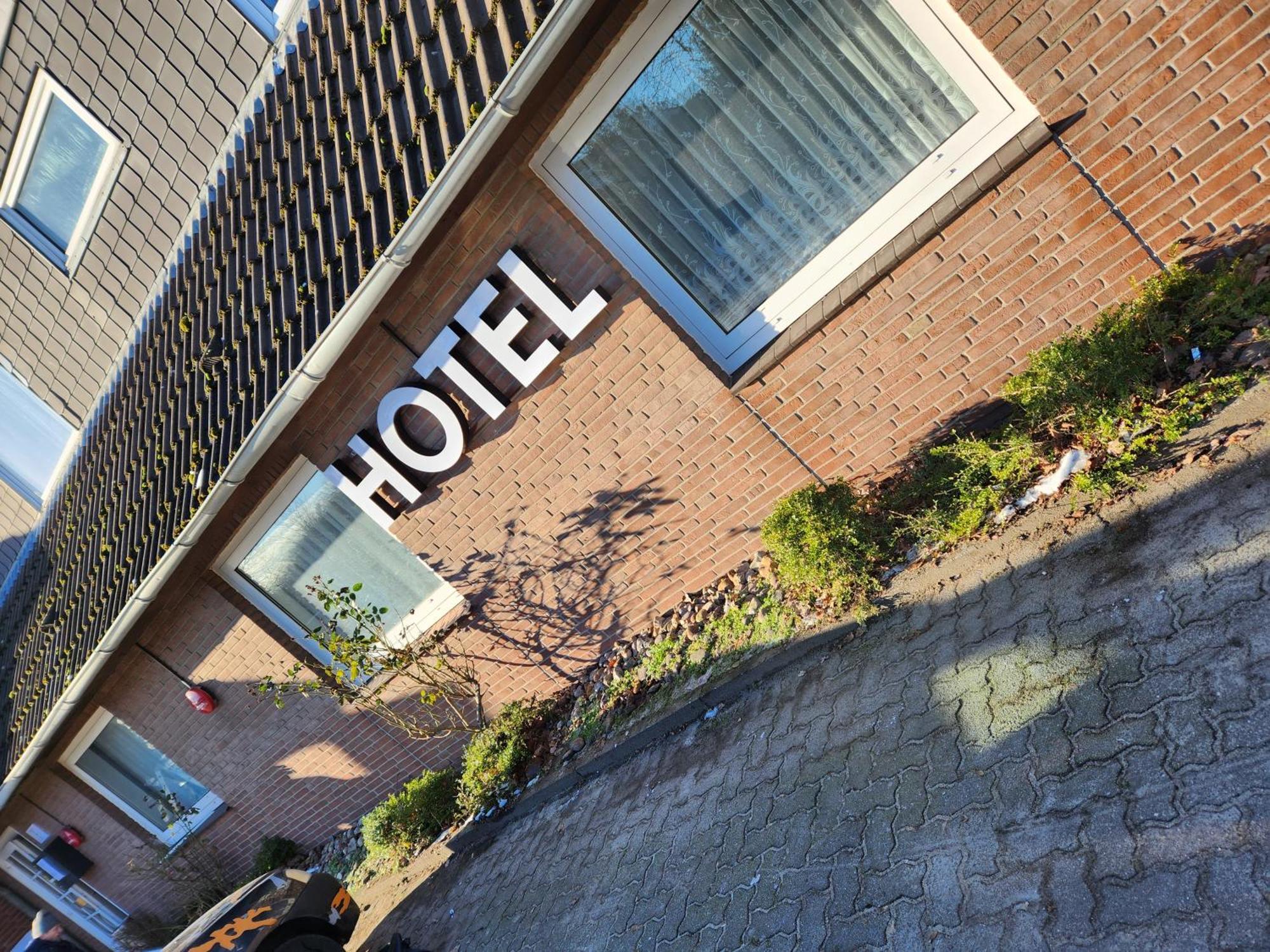 & Restaurant Heidekrug In Pinneberg 3*