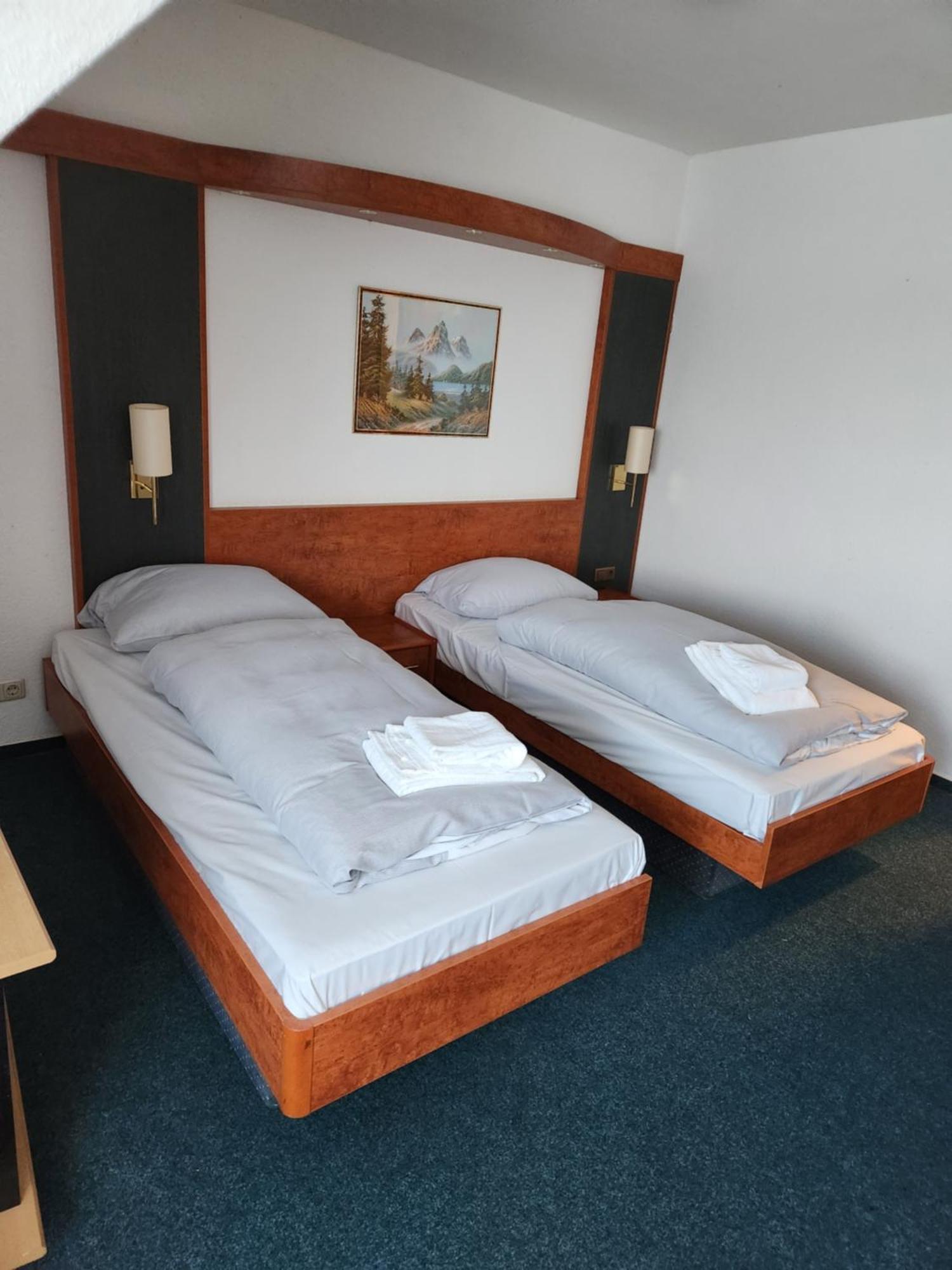 & Restaurant Heidekrug In Pinneberg 3*